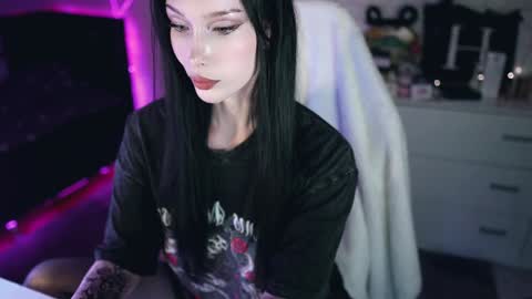 Snapshot of uindi chatting on December 9, 2024, 7:39 pm Izzy online show from December 9, 2024, 7:39 pm