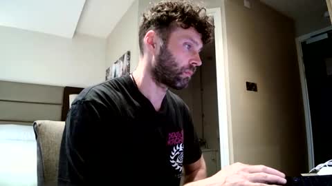 ukguyitsme online show from May 12, 2026, 12:35 pm