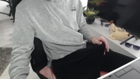 uniqueboy22 online show from May 13, 2026, 10:01 am
