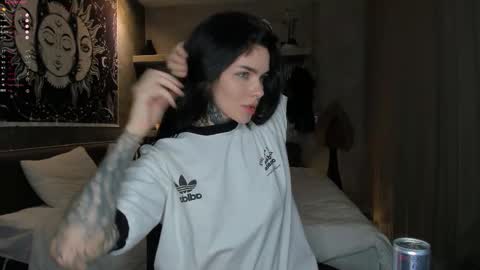 Snapshot of uwu_eva chatting on February 3, 2026, 6:57 pm Eva online show from February 3, 2026, 6:57 pm