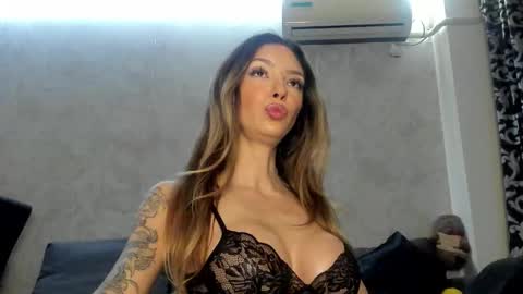 Snapshot of v_deville chatting on January 6, 2026, 5:33 am Mia online show from January 6, 2026, 5:33 am