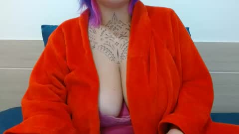 Snapshot of vaholiver chatting on October 15, 2025, 3:01 pm Vah Oliver online show from October 15, 2025, 3:01 pm