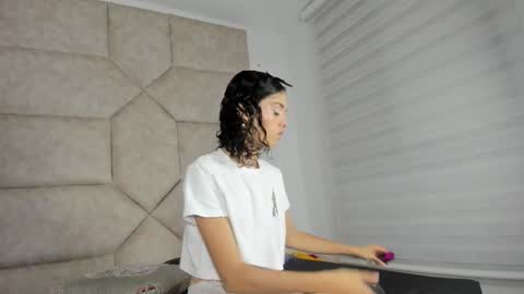 V A I O L E T T  S M I T H online show from September 20, 2025, 10:05 am