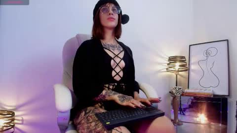 Valen online show from December 21, 2025, 1:18 pm