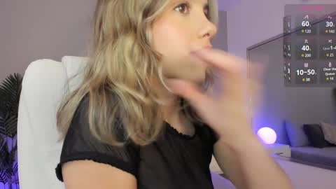 Snapshot of valentina_m17 chatting on March 11, 2025, 11:48 pm VALENTINA online show from March 11, 2025, 11:48 pm