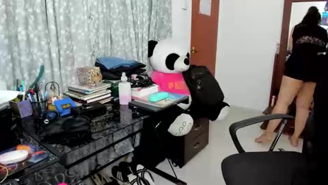 ValenLo online show from April 21, 2026, 2:37 am