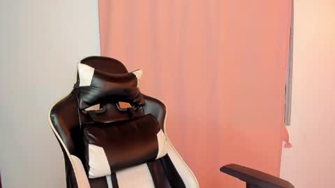 Snapshot of valeriie_pretty chatting on February 27, 2025, 3:47 am Vale online show from February 27, 2025, 3:47 am