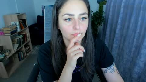 Snapshot of valeriiemills chatting on June 1, 2026, 9:49 pm Valerie online show from June 1, 2026, 9:49 pm