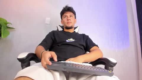 Valentino online show from March 18, 2026, 7:17 pm