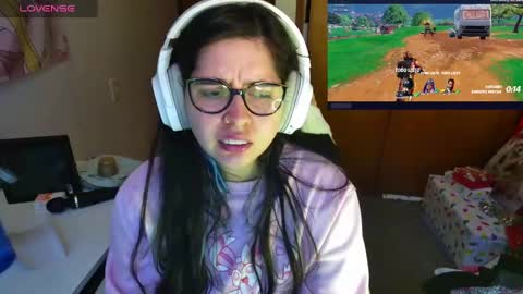 Snapshot of vallolet1_ chatting on December 15, 2024, 10:37 pm Im Violet online show from December 15, 2024, 10:37 pm