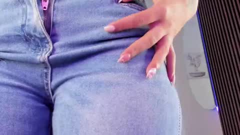 Vallolet Peach  online show from February 3, 2026, 12:10 pm