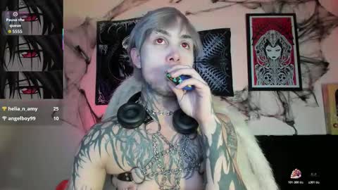 david guzman i model independenthelp me with a thumbs up online show from November 6, 2025, 1:39 am