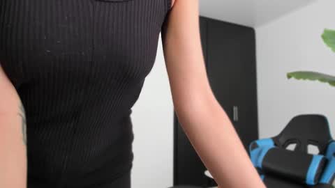 Snapshot of vandalovee chatting on October 10, 2025, 2:49 pm Babi Alu online show from October 10, 2025, 2:49 pm