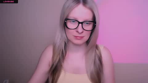 Snapshot of vanillaex_ chatting on May 1, 2026, 11:48 am Mia online show from May 1, 2026, 11:48 am