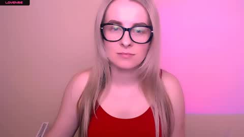 Snapshot of vanillaex_ chatting on May 5, 2026, 12:24 pm Mia online show from May 5, 2026, 12:24 pm