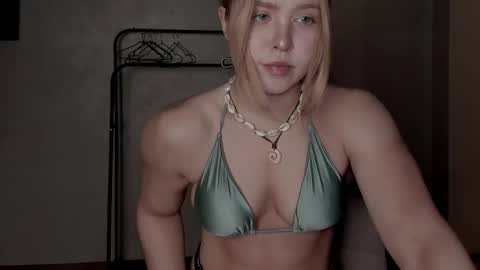 Snapshot of vanillalivitski chatting on October 1, 2025, 2:45 pm Vanilla online show from October 1, 2025, 2:45 pm