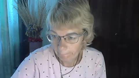 Snapshot of vanillaxcreamy chatting on October 4, 2025, 10:24 am Vanillaxcreamy online show from October 4, 2025, 10:24 am