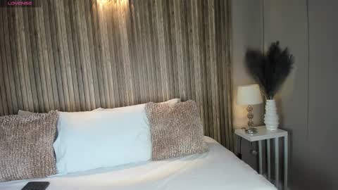 Snapshot of vannecamiel chatting on November 5, 2025, 11:32 am V A N N E S A online show from November 5, 2025, 11:32 am