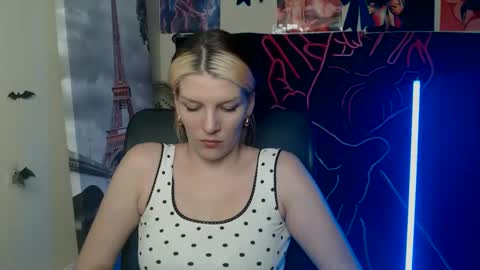 Snapshot of vanrey_ chatting on May 4, 2026, 4:14 pm Vanessa online show from May 4, 2026, 4:14 pm