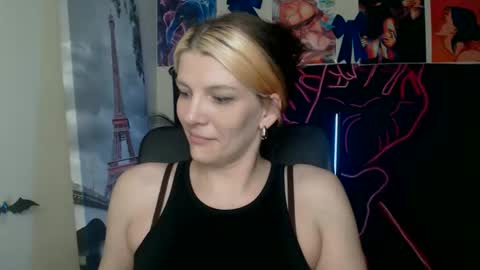Snapshot of vanrey_ chatting on May 5, 2026, 5:37 am Vanessa online show from May 5, 2026, 5:37 am