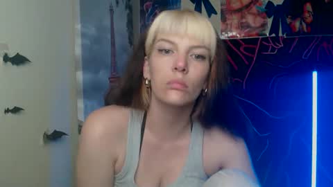 Snapshot of vanrey_ chatting on May 10, 2026, 4:12 pm Vanessa online show from May 10, 2026, 4:12 pm
