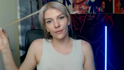 Snapshot of vanrey_ chatting on May 18, 2026, 3:07 pm Vanessa online show from May 18, 2026, 3:07 pm