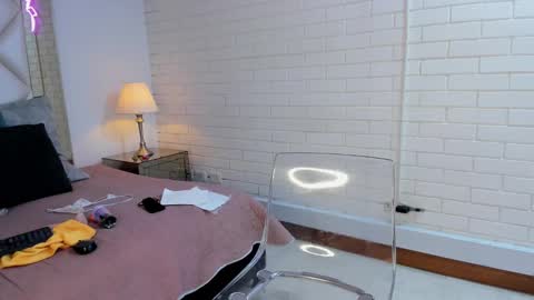 Snapshot of veesimons_dh chatting on December 18, 2024, 12:21 am Vee Simons online show from December 18, 2024, 12:21 am