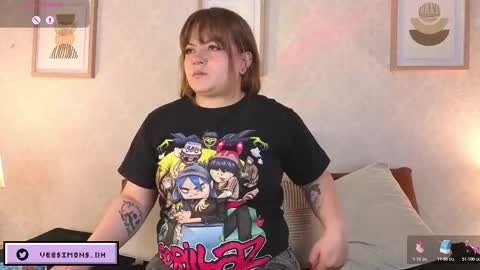 Vee Simons online show from December 14, 2025, 2:00 pm