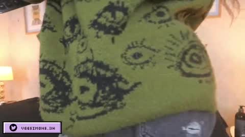 Vee Simons online show from April 4, 2026, 7:22 pm