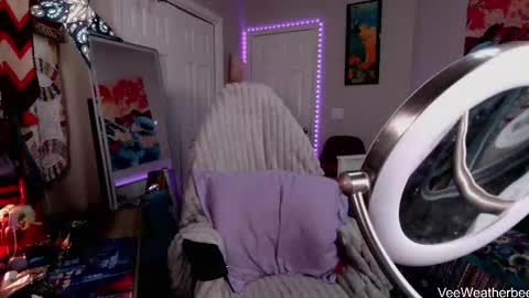 Snapshot of veeweatherbee chatting on November 7, 2025, 2:00 am Violet Weatherbee online show from November 7, 2025, 2:00 am