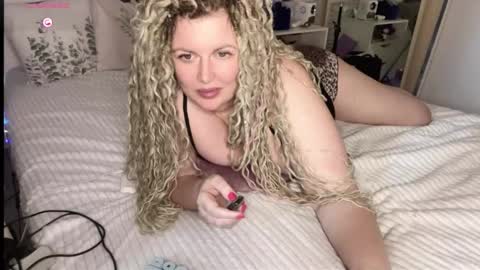 Snapshot of vellinka chatting on October 7, 2025, 6:21 am vellinka online show from October 7, 2025, 6:21 am