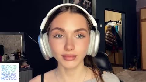 Nia online show from March 19, 2026, 3:38 pm