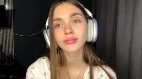 Nia online show from April 7, 2026, 3:01 pm