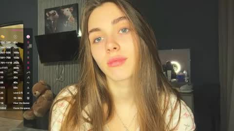 Snapshot of veluxe chatting on May 6, 2026, 5:18 pm Nia online show from May 6, 2026, 5:18 pm