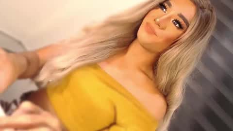 Snapshot of velvet_fux chatting on November 5, 2025, 1:05 am Richy will make you fall in love online show from November 5, 2025, 1:05 am