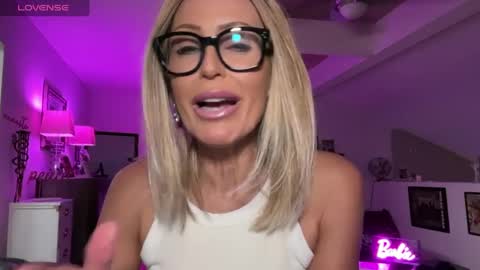 Snapshot of velvetbarbie chatting on January 18, 2025, 6:03 am VelvetBarbie online show from January 18, 2025, 6:03 am