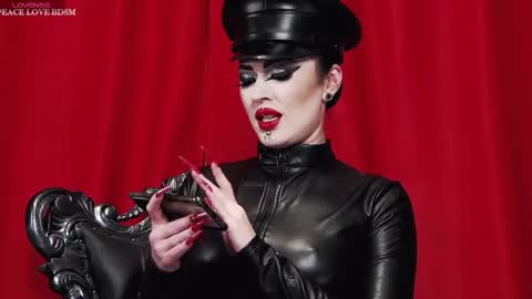 Snapshot of venenaschwarz chatting on October 19, 2025, 12:06 pm MISTRESS online show from October 19, 2025, 12:06 pm