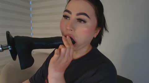 Snapshot of venus_leroy chatting on February 25, 2026, 11:14 pm Venus online show from February 25, 2026, 11:14 pm