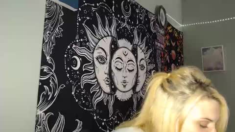 Miss Venus online show from September 12, 2025, 2:00 am