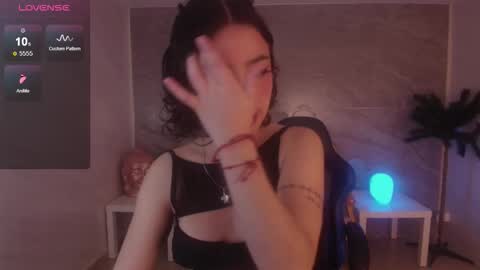 venuss online show from September 24, 2025, 1:47 pm