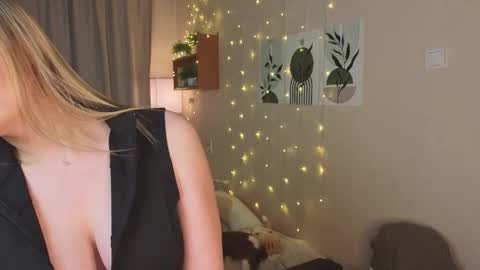 Snapshot of verocat chatting on November 14, 2025, 12:26 pm Veronica online show from November 14, 2025, 12:26 pm