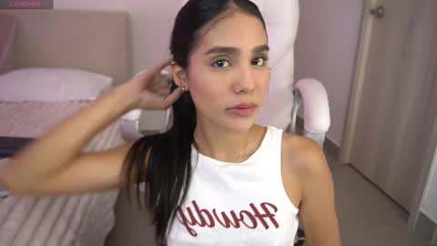 Snapshot of veroniqe_lounge chatting on March 7, 2026, 3:42 pm V A L help me reach 100likes online show from March 7, 2026, 3:42 pm
