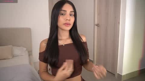 Snapshot of veroniqe_lounge chatting on April 1, 2026, 9:45 pm V A L help me reach 100likes online show from April 1, 2026, 9:45 pm