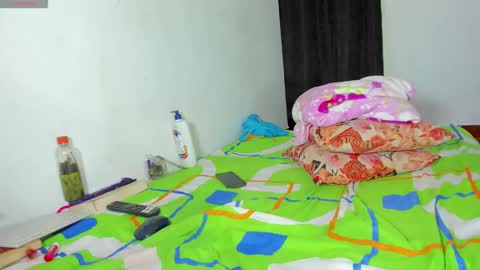 vicky manuela online show from October 22, 2025, 3:40 am