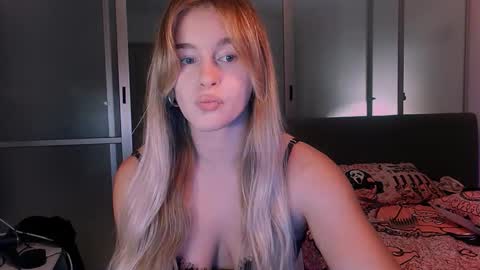 Snapshot of victoriande chatting on October 23, 2025, 12:04 pm Eva and Victor online show from October 23, 2025, 12:04 pm