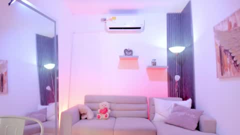 vienah_louis online show from February 25, 2026, 2:54 am