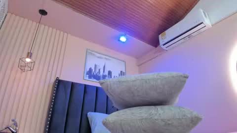 Snapshot of viiolett_lee chatting on February 20, 2026, 8:09 pm Viiolett online show from February 20, 2026, 8:09 pm