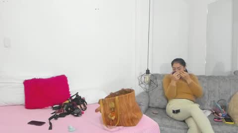 vikiTomson online show from February 20, 2025, 12:36 pm