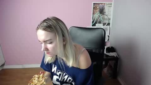 Snapshot of viktoria_lovely chatting on September 9, 2025, 6:35 am viktoria_lovely online show from September 9, 2025, 6:35 am