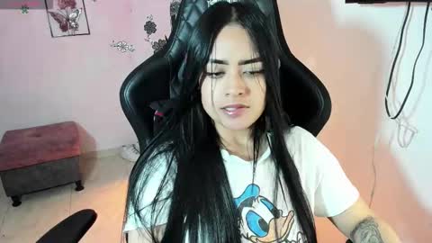 Snapshot of vio_let_ chatting on October 19, 2025, 7:53 am Daniela online show from October 19, 2025, 7:53 am